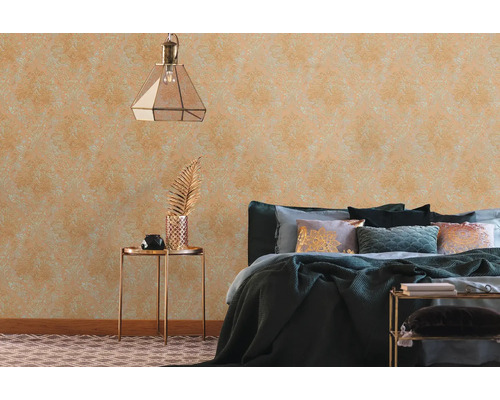 Schlafzimmer mit gemusterter Tapete, Lampe und Nachttisch