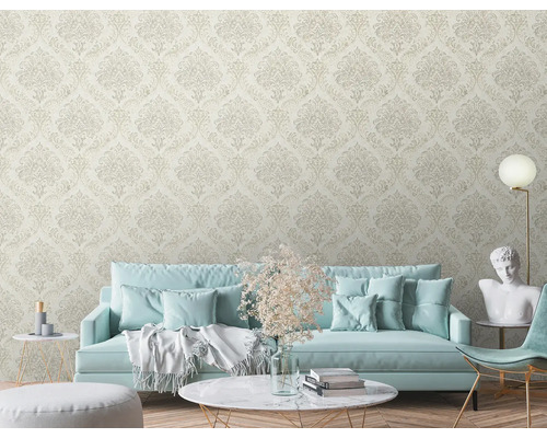 Dekoratives Wohnzimmer mit gemusterter Tapete