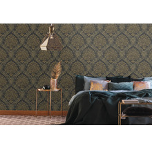 Schlafzimmer mit Barocktapete, Lampe und dekorativen Elementen