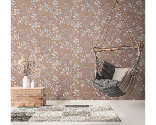 Gemütliche Raumszene mit blumiger Tapete, Hängekorb und Teppich