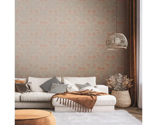 Wohnzimmer mit gemusterter Tapete, Sofa und Dekorationen für ein stilvolles Ambiente