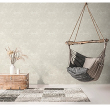 Wohnzimmer mit gemusterter Tapete, Hängesessel und Dekoration