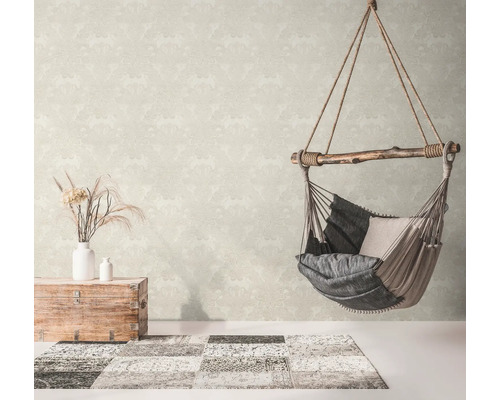 Wohnzimmer mit gemusterter Tapete, Hängesessel und Dekoration