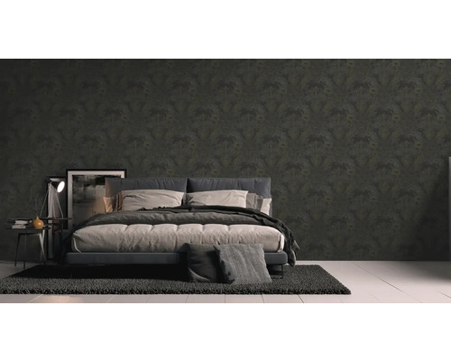 Schlafzimmer mit gemusterten Tapeten, Bett und Teppich