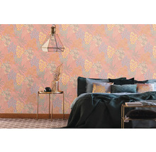 Schlafzimmer mit floral gemusterter Tapete, Bett und Beistelltisch