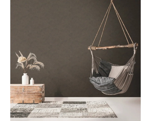 Hängesessel mit Kissen, Teppich und Dekoration in einem Zimmer