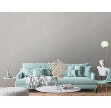 Wohnzimmer mit Sofa, Tisch, Lampe und Dekor