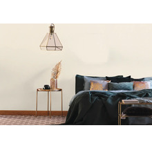 Schlafzimmer mit Bett, Nachttisch und Lampe für eine gemütliche Atmosphäre.
