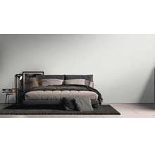 Modernes Schlafzimmer mit Bett, Nachttisch und Teppich für eine helle und geräumige Atmosphäre