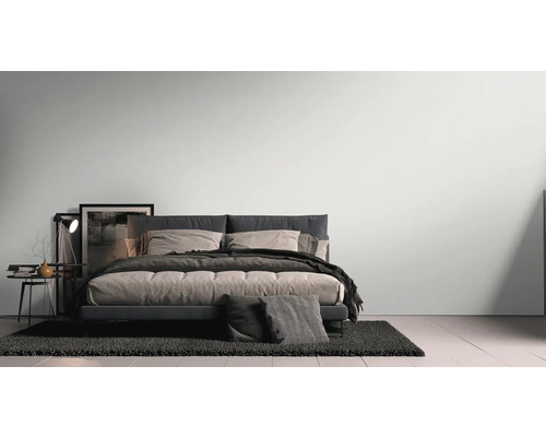 Modernes Schlafzimmer mit Bett, Nachttisch und Teppich für eine helle und geräumige Atmosphäre