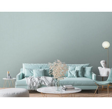 Helles Wohnzimmer mit Sofa, Sessel, Stehlampe und Dekorationen