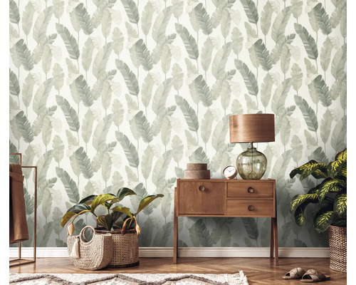 Dekoratives Interieur mit floral gemusterter Tapete, Holztisch und Zimmerpflanzen