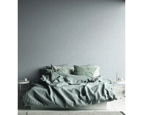 Ein Schlafzimmer mit einem Bett, Nachttischen und dekorativen Elementen schafft eine entspannte Atmosphäre.