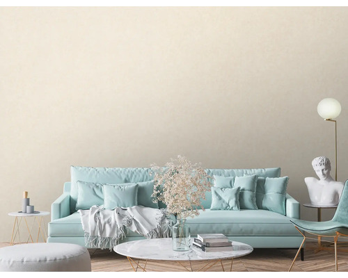 Wohnzimmer mit Sofa, Couchtisch und gemusterter Tapete für eine wohnliche Atmosphäre.