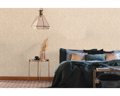 Schlafzimmer mit gemusterter Tapete, Bett und Nachttisch