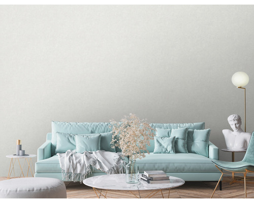 Wohnzimmer mit Sofa, Tisch und Dekorationen