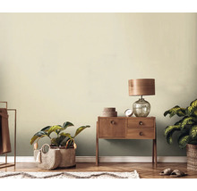 Dekoratives Interieur mit Holzmöbeln, Tischlampe und Zimmerpflanzen