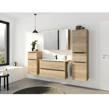 Badezimmer mit Waschtischunterschrank, Spiegelschrank und Hochschrank in Holzoptik