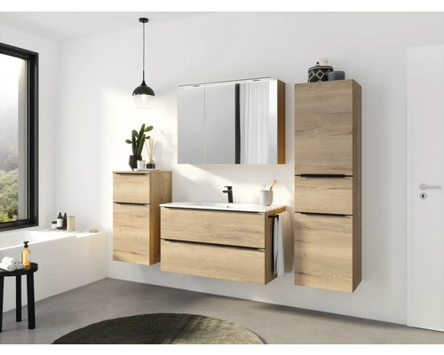 Badezimmer mit Waschtischunterschrank, Spiegelschrank und Hochschrank in Holzoptik