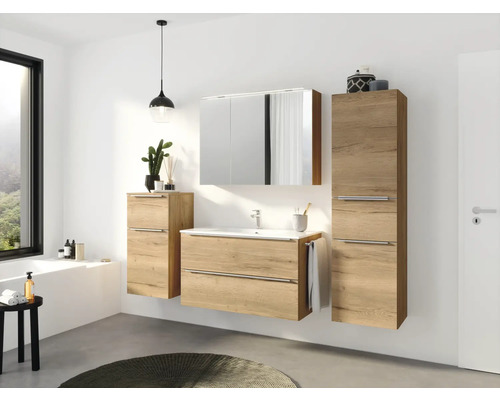Modernes Badezimmer-Set mit Waschtisch, Spiegelschrank und Hochschränken im Holzdesign.