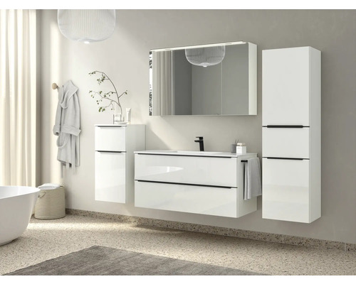 Badezimmer mit Waschbeckenunterschrank, Spiegelschrank, Seitenschrank und Hochschrank in hellem Design