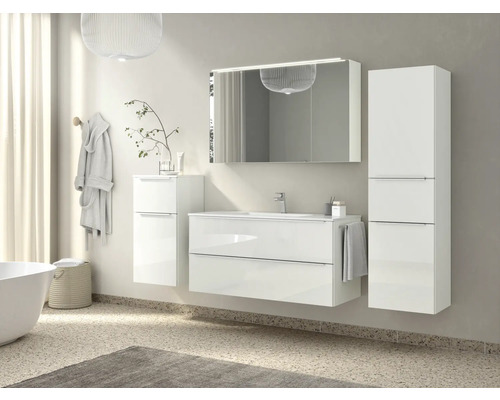 Badezimmer mit Waschtisch, Spiegelschrank und Hochschrank in einem hellen Design