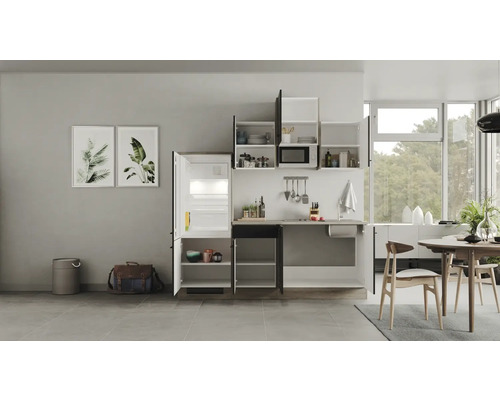 Helle Küche mit Küchenzeile, Kühlschrank, Hängeschränken und Esstisch