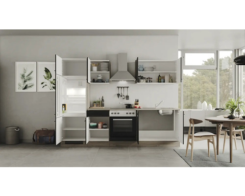 Helle Küche mit Einbaugeräten, Schränken und Esstisch