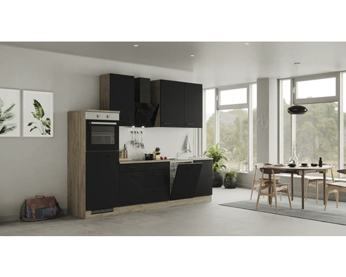 Moderne Küche mit Schränken, Regalen und Geräten in einem hellen Raum.