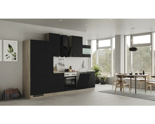 Moderne Küche mit Küchenschränken, Spüle, Herd und Dunstabzugshaube in einem hellen Raum mit Essbereich.