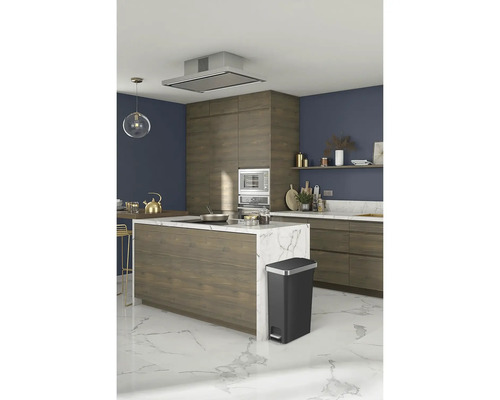 Küche mit freistehender Kücheninsel, Dunstabzugshaube und einem schwarzen Tretabfalleimer