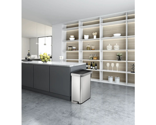 Moderne Küche mit Mülleimer aus Edelstahl, Kücheninsel und Regalen.