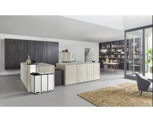 Küche mit Kücheninsel, Esstisch und Mülleimern mit Tretmechanismus