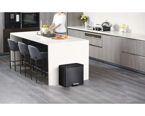 Szene einer modernen Küche mit einem schwarzen Tretmülleimer