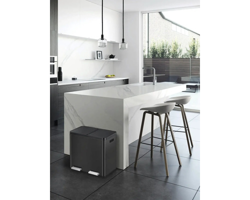 Moderne Küche mit Kücheninsel, zwei Barhockern und einem Abfalleimer mit zwei Fächern.