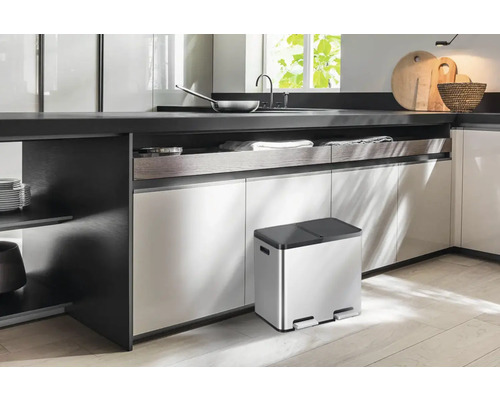 Abfalltrennsystem aus Metall in einer modernen Küche