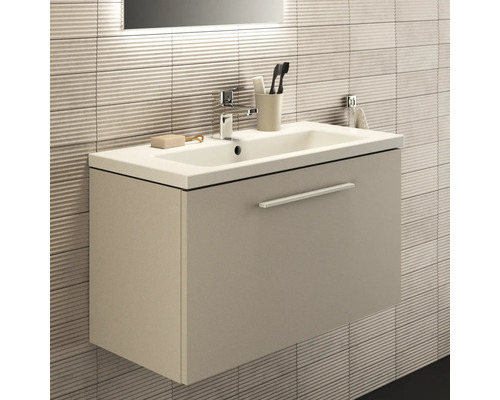 Badezimmer mit Waschbeckenunterschrank, Armatur und Badutensilien