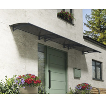 Haustürvordach aus Kunststoff an einer Hausfassade