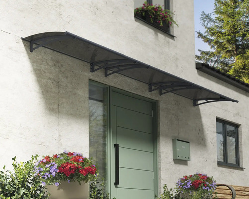 Haustürvordach aus Kunststoff an einer Hausfassade