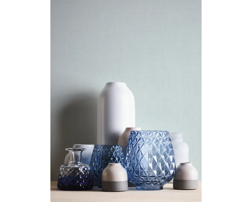 Anordnung verschiedener Vasen aus Glas und Keramik