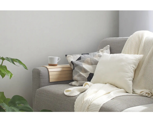 Graues Sofa mit Kissen, Decke und Holztisch