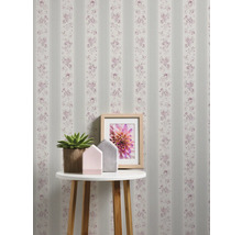 Dekoratives Zimmer mit gestreifter Blumentapete, Tisch und Dekoration