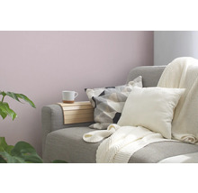 Wohnzimmer mit grauem Sofa, Kissen, Überwurf und Holztisch