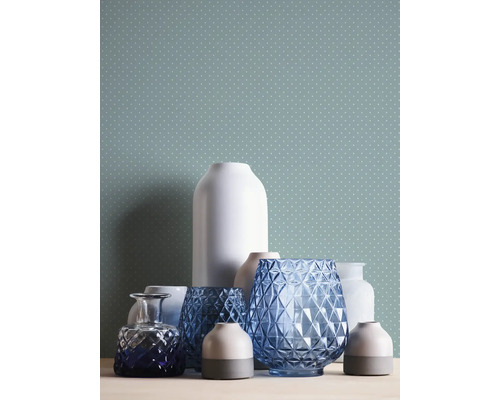 Verschiedene dekorative Vasen auf einem Tisch