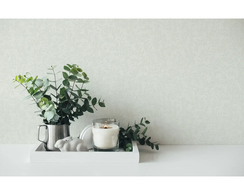 Dekorationstablett mit Kerze, Dekofigur, Eukalyptus und floral gemusterter Tapete