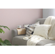 Graues Sofa mit Kissen, Decke und Holztisch