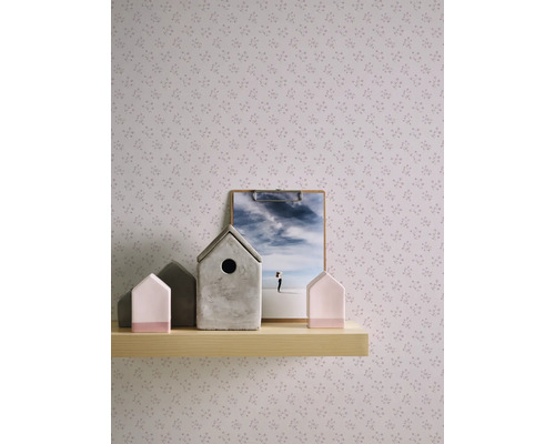 Tapete mit Blumenmuster, dekoriert mit Bilderrahmen und Zierhäusern auf einem Regal