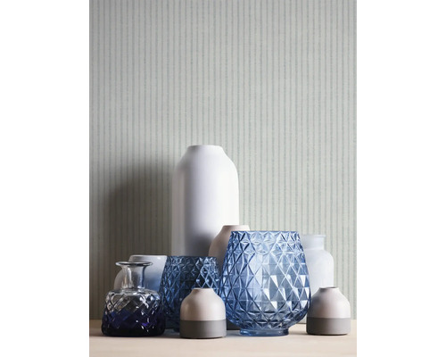 Arrangement verschiedener Vasen auf einem Tisch