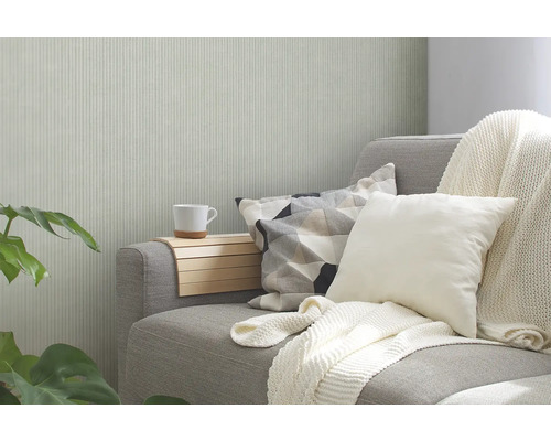 Wohnzimmerszene mit grauem Sofa, Kissen und Holztischtablett