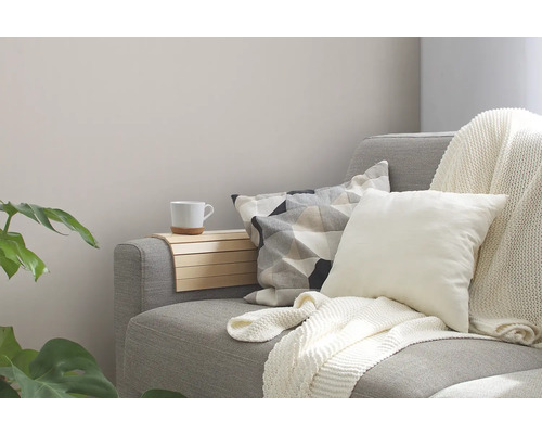 Wohnzimmerdekoration mit Kissen, Decke und Sofaarm Tablett